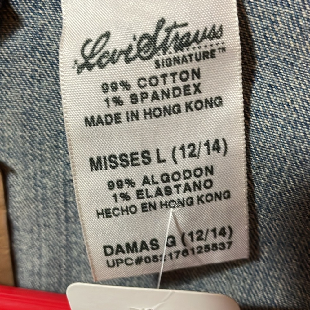 Levi’s Strauss Jean jacket pit to pit is 21 1/2 stretches to 22 - Picture 6 of 6